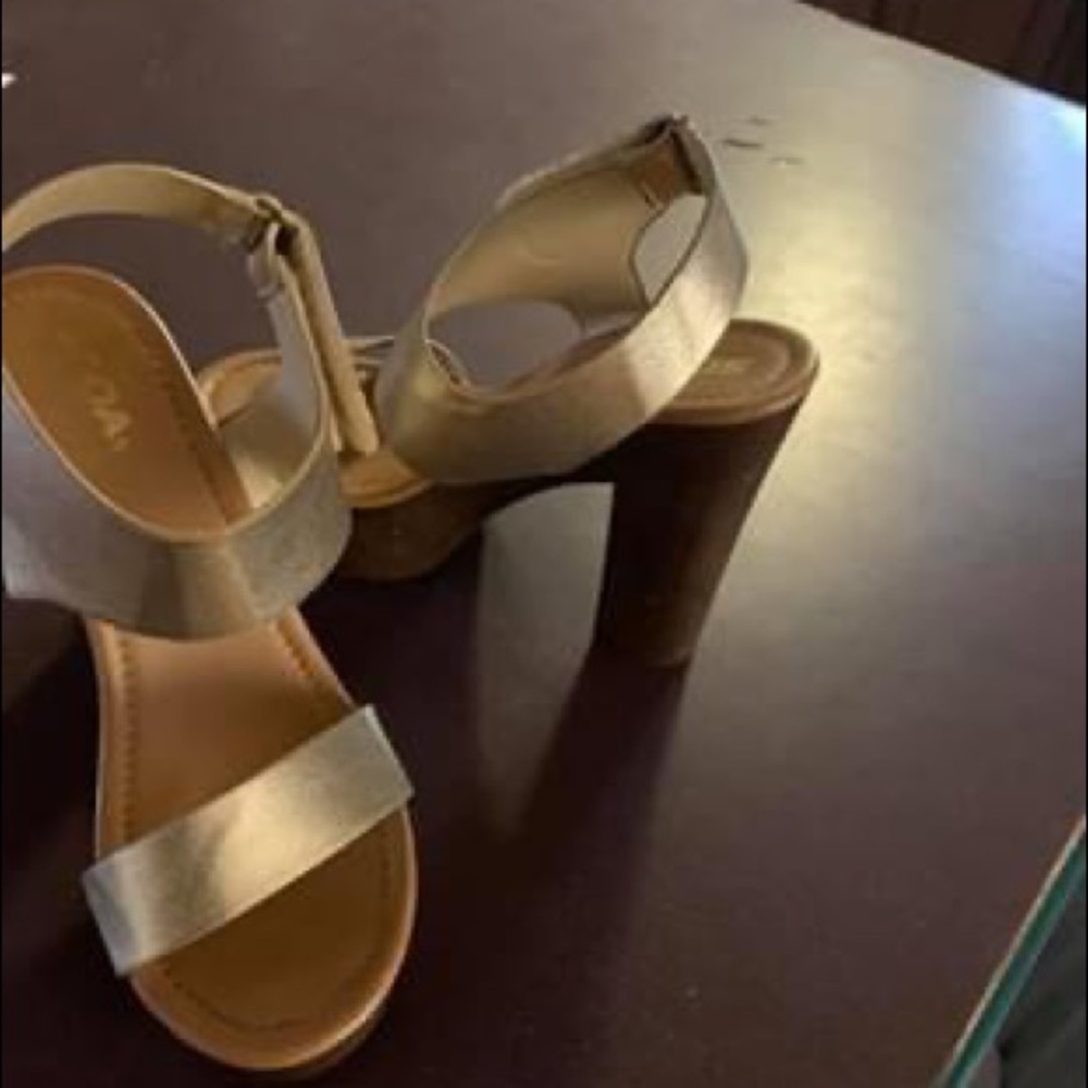 Gold wedge heels❤️